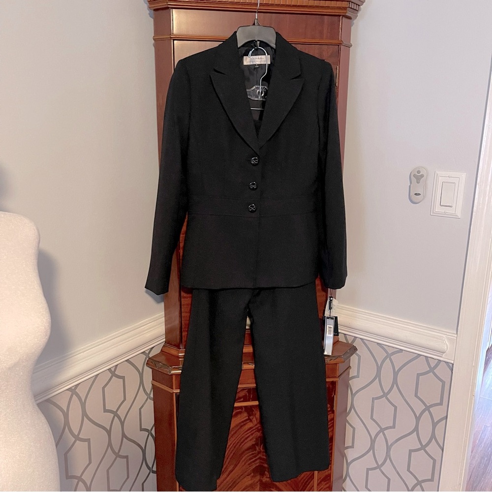 NWT Tahari- Arthur S Levine 2 Piece Women’s Suit - Black / Size 4